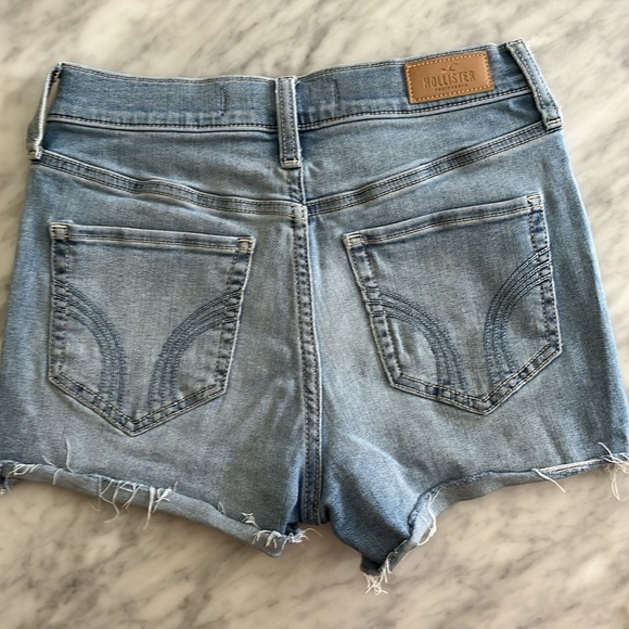 Hollister 3” High Rise Soft Stretch Shorts Excellent CLEAN Condition Size 27 (5) - Picture 2 of 3